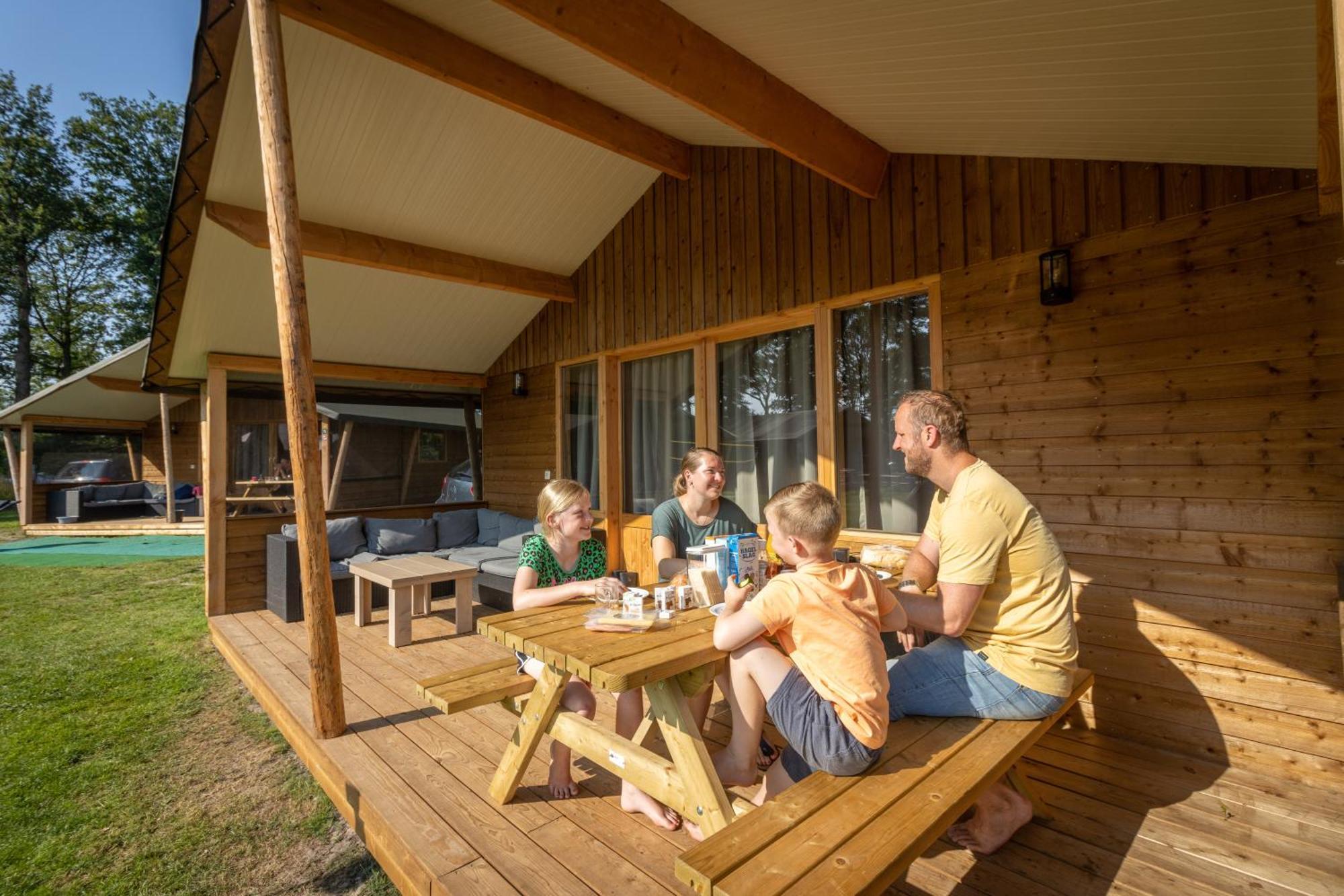 Familie vakantiepark Krieghuusbelten Raalte Buitenkant foto
